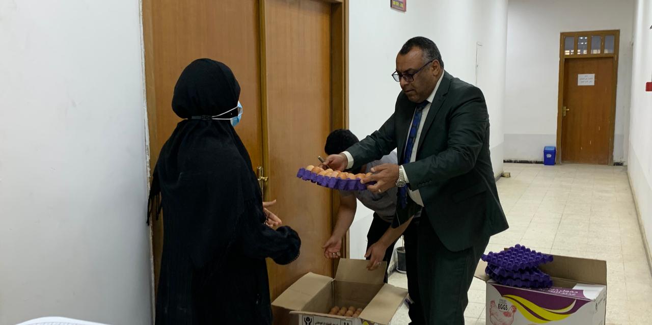 كلية الصيدلة توزع البيض على الكوادر الخدمية بمناسبة حلول شهر رمضان 